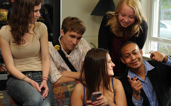 Photo of 荣誉 学生 interacting in 一个 of 的 程序's 生活 和 学习 社区